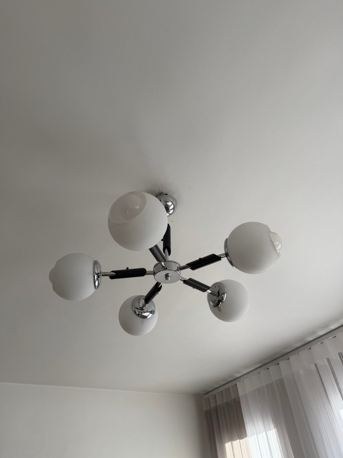 Moderne Woonkamer Plafondlamp met 5 Melkglazen Bollen, Ophalen, Zo goed als nieuw, Glas, E14 (klein)