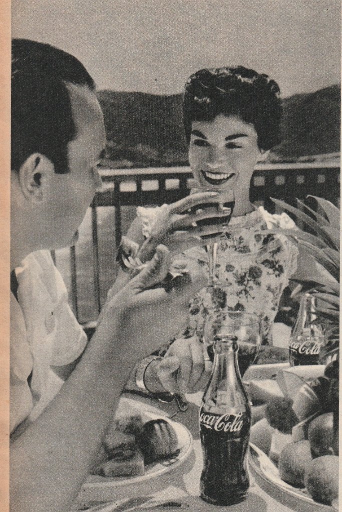 Retro reclame 1960 Coca-Cola frisdrank heerlijk verfrissend, Verzamelen, Retro, Verzenden, Overige typen