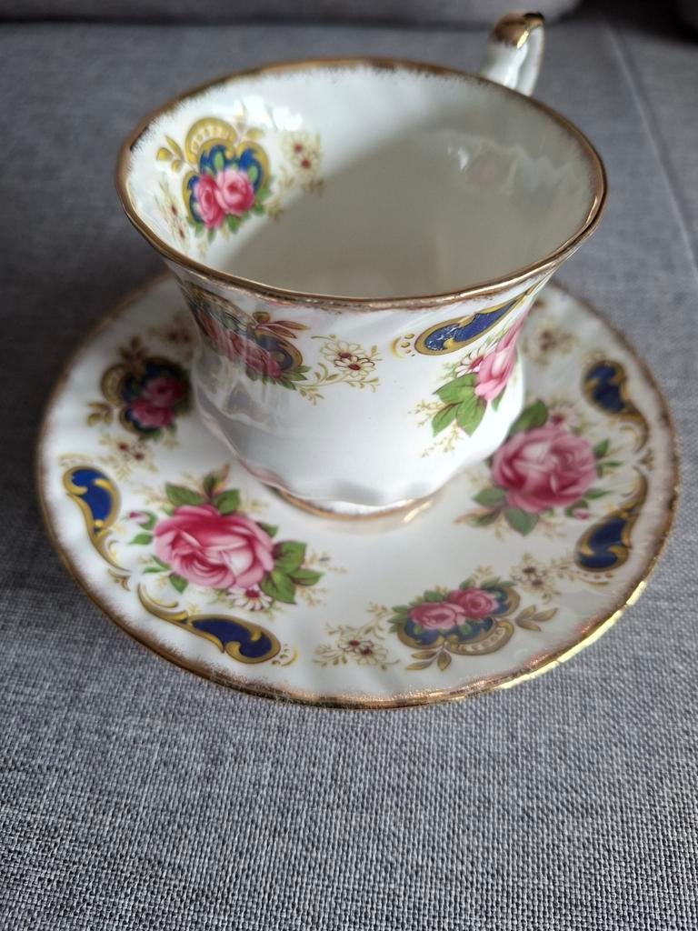 Queen's Rosina China Theekopje met Schotel - Rozenmotief, Antiek en Kunst, Ophalen