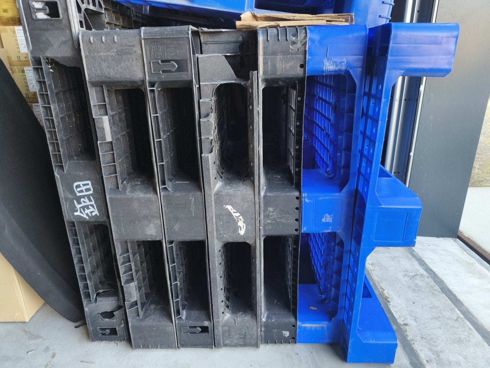 Stevige kunststof pallets voor diverse toepassingen, Ophalen