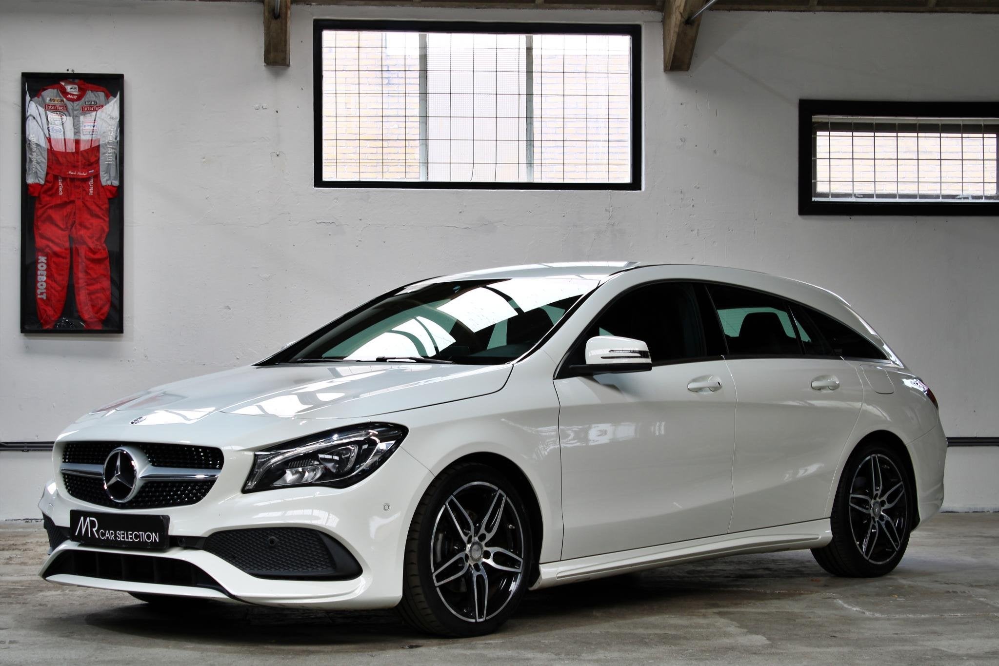Mercedes-Benz CLA-klasse Shooting Brake 200 Ambition | AMG L, Auto's, Voorwielaandrijving, Gebruikt, Leder en Stof, Wit