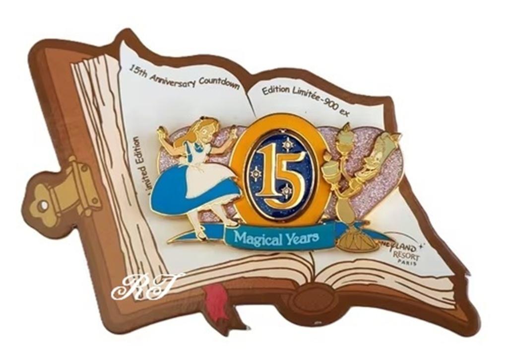 15 jarig jubileum pin “Alice in Wonderland met Lumiere”, Ophalen of Verzenden, Zo goed als nieuw, Overige onderwerpen, Speldje of Pin
