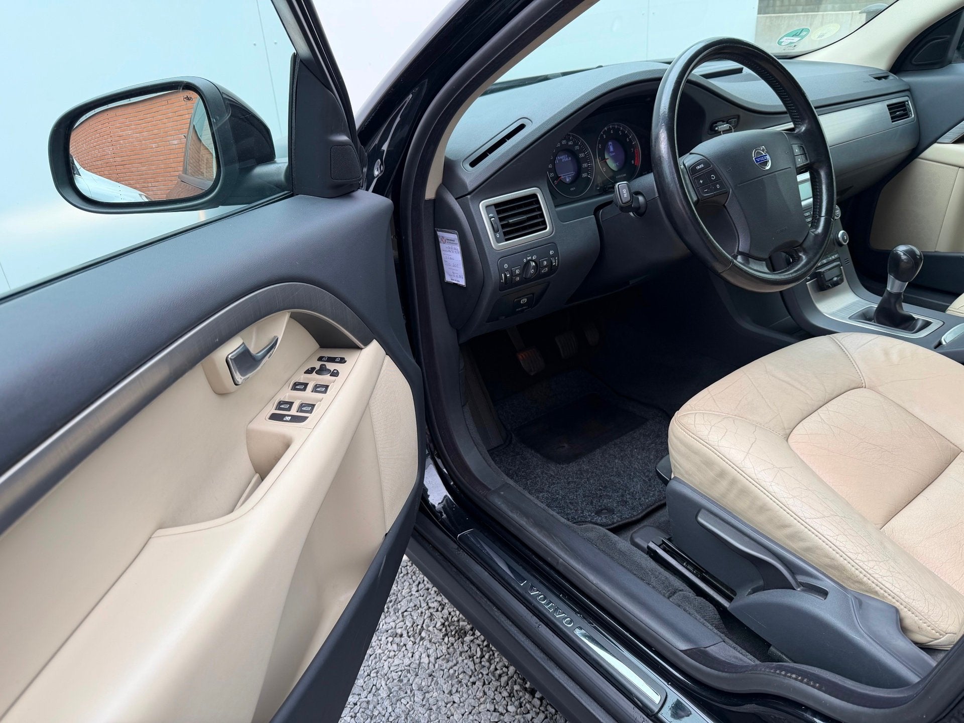 Volvo V70 2.5T Momentum | 2009 | Handgeschakeld |, Voorwielaandrijving, Dealer onderhouden, Met garantie (alle), Handgeschakeld