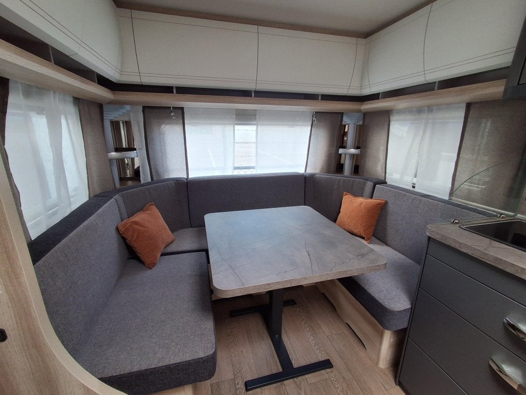 Hobby De Luxe 460 UFE MODEL 2027, Caravans en Kamperen, Serviceluik, Rondzit, Hobby, Bedrijf