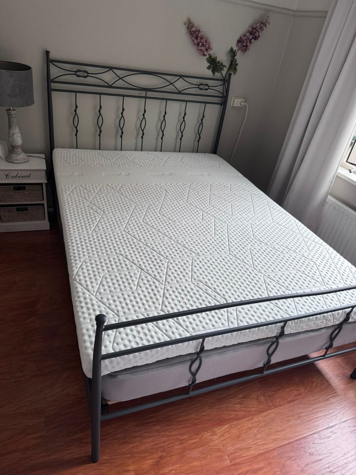 Bed met zo goed als nieuw Emma matras, Ophalen, Zo goed als nieuw, Tweepersoons, Hout