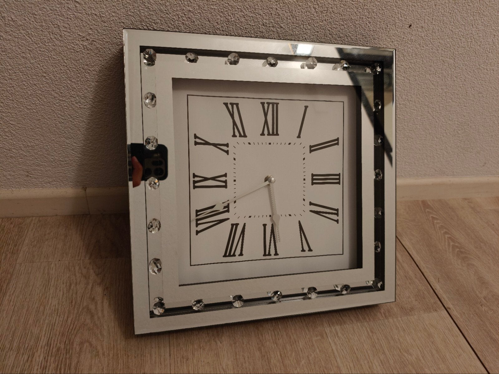 Moderne spiegel wandklok met Romeinse cijfers, Analoog, Werkt op batterijen, Ophalen of Verzenden, Zilver