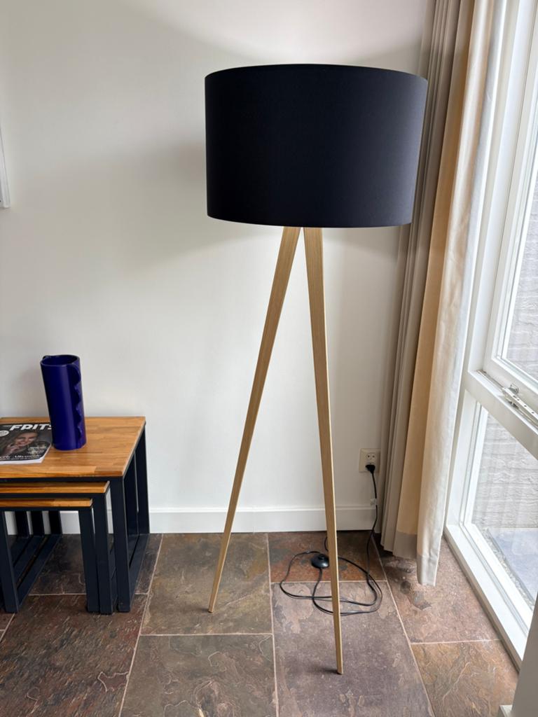 Zuiver Tripod Vloerlamp Wood zwaart (Eiken), Huis en Inrichting, Lampen | Vloerlampen, Ophalen, Zo goed als nieuw, Hout, 150 tot 200 cm