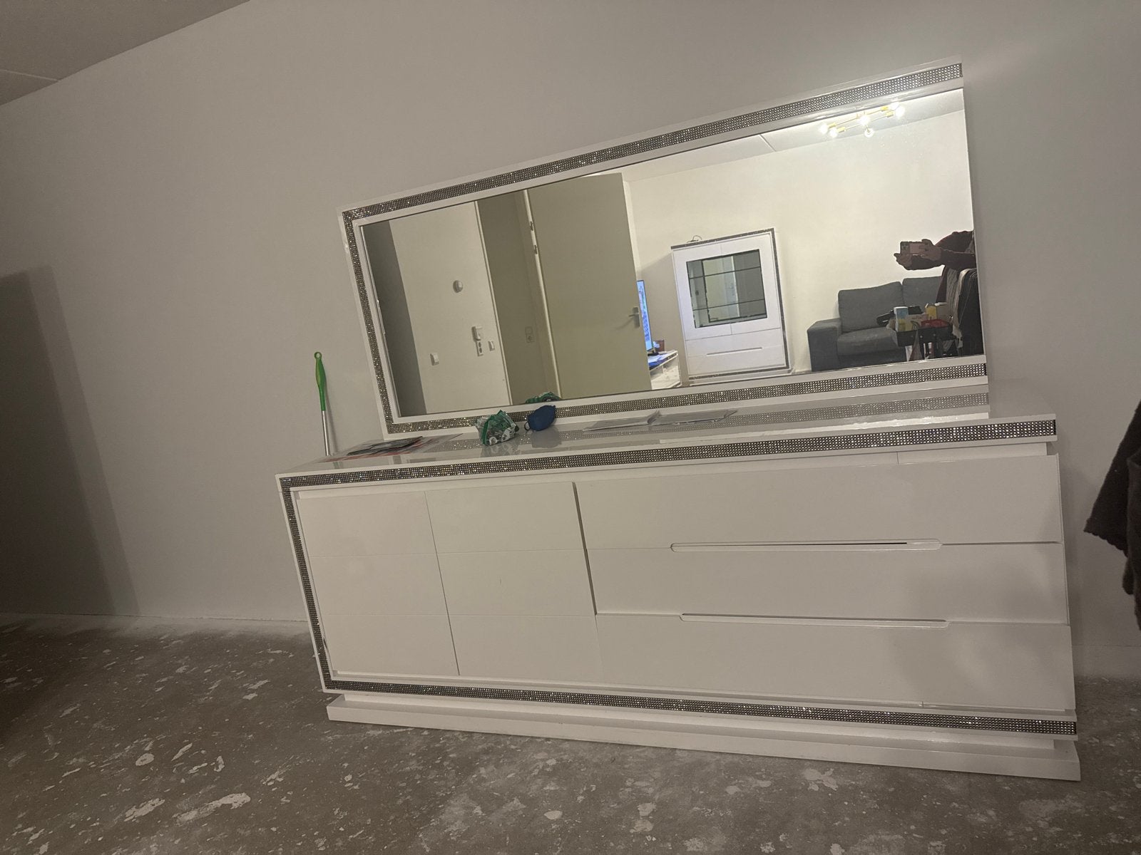 Hoogglans wit dressoir met spiegel en strass details, Ophalen, Overige materialen, 150 tot 200 cm, Zo goed als nieuw