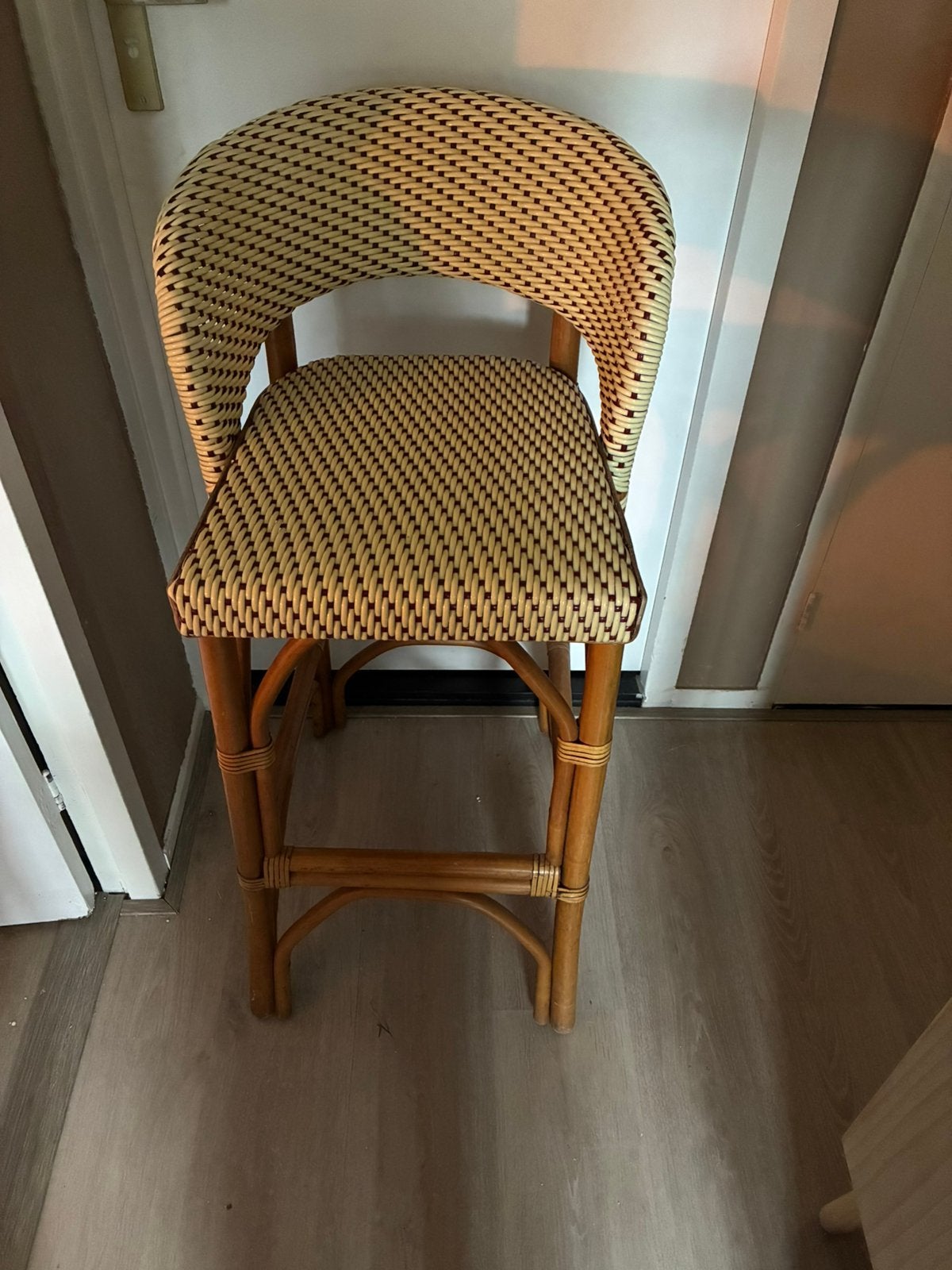 Leuke barkruk, Ophalen, Kunststof, 60 tot 90 cm, Zo goed als nieuw