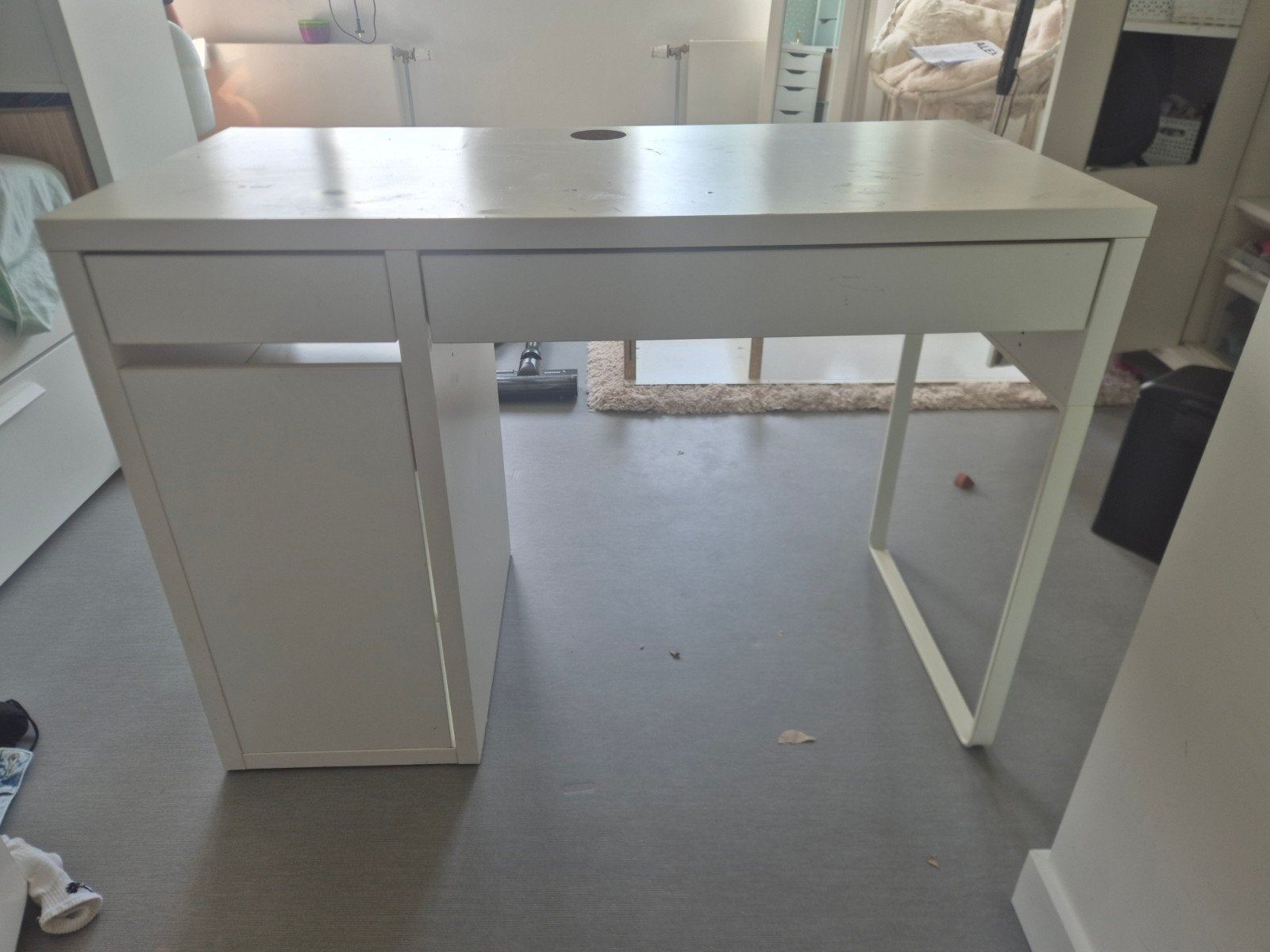 Wit Micke Ikea bureau- gratis afhalen, Ophalen, Gebruikt