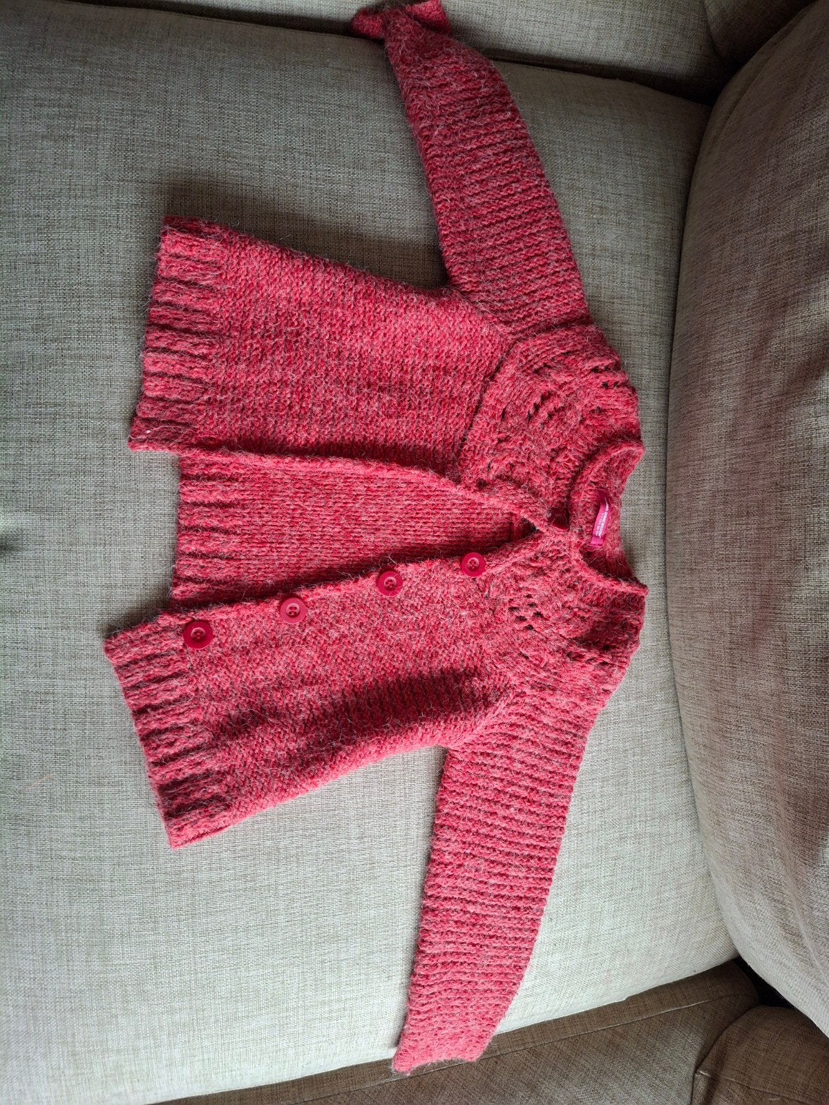 Leuk rood gebreid vestje voor meisje maat 122, Meisje, Trui of Vest, Ophalen of Verzenden, Zo goed als nieuw