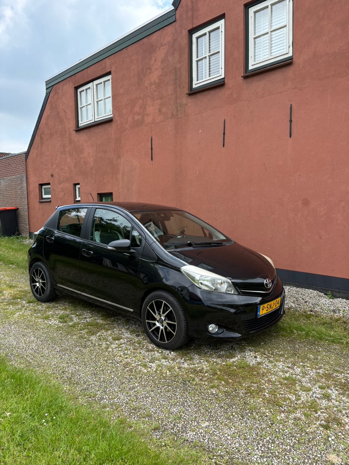 Toyota Yaris 1.0 Vvt-i 5-DRS 2013 | 121.498 KM, 527 kg, 40 €/maand, Leder en Stof, Zwart