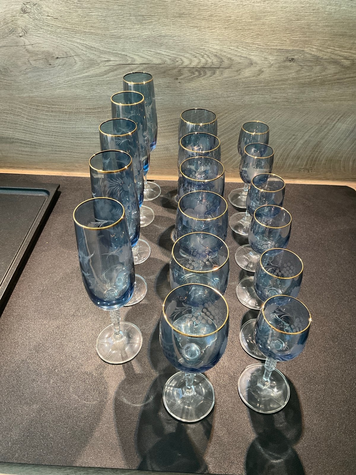 Prachtig blauw glasservies met gouden rand, Ophalen of Verzenden