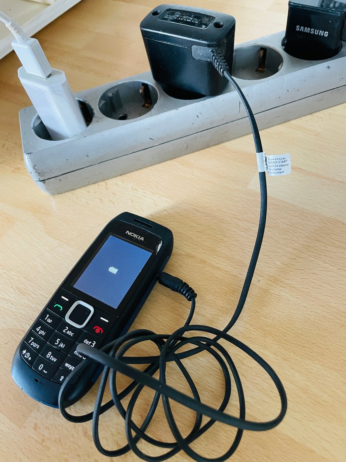 Nokia klassieke mobiele telefoon met oplader, Gebruikt, Zwart, Fysiek toetsenbord, Ophalen of Verzenden