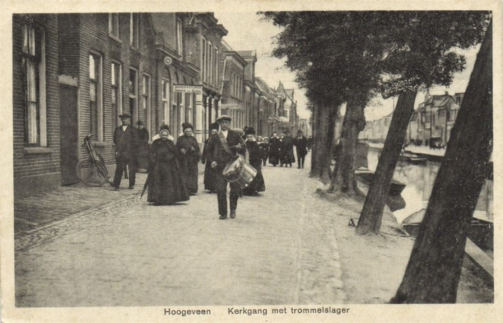 Hoogeveen - Kerkgang met trommelslager - 1921? gelopen, Verzenden, 1920 tot 1940, Gelopen, Drenthe
