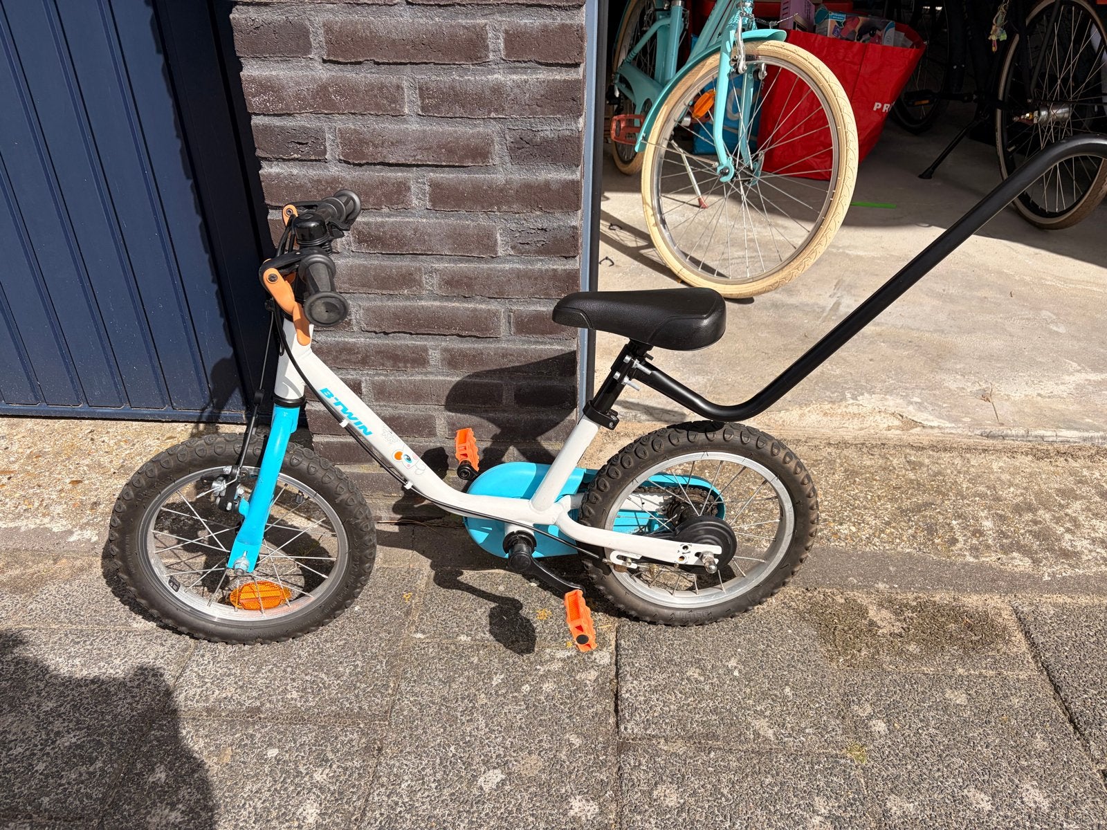 Kinderfiets B'Twin met balansstang - Zo goed als nieuw, Fietsen en Brommers, Ophalen of Verzenden, Zo goed als nieuw, Velgrem