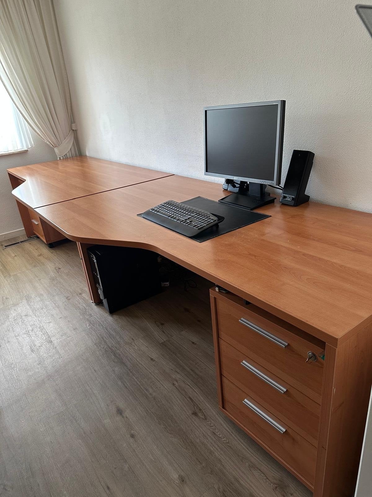 Complete kantoorset: 2 bureaus, kasten, ladekasten, stoel, Huis en Inrichting, Bureaus, Ophalen, Bruin, Zo goed als nieuw, Duo-bureau