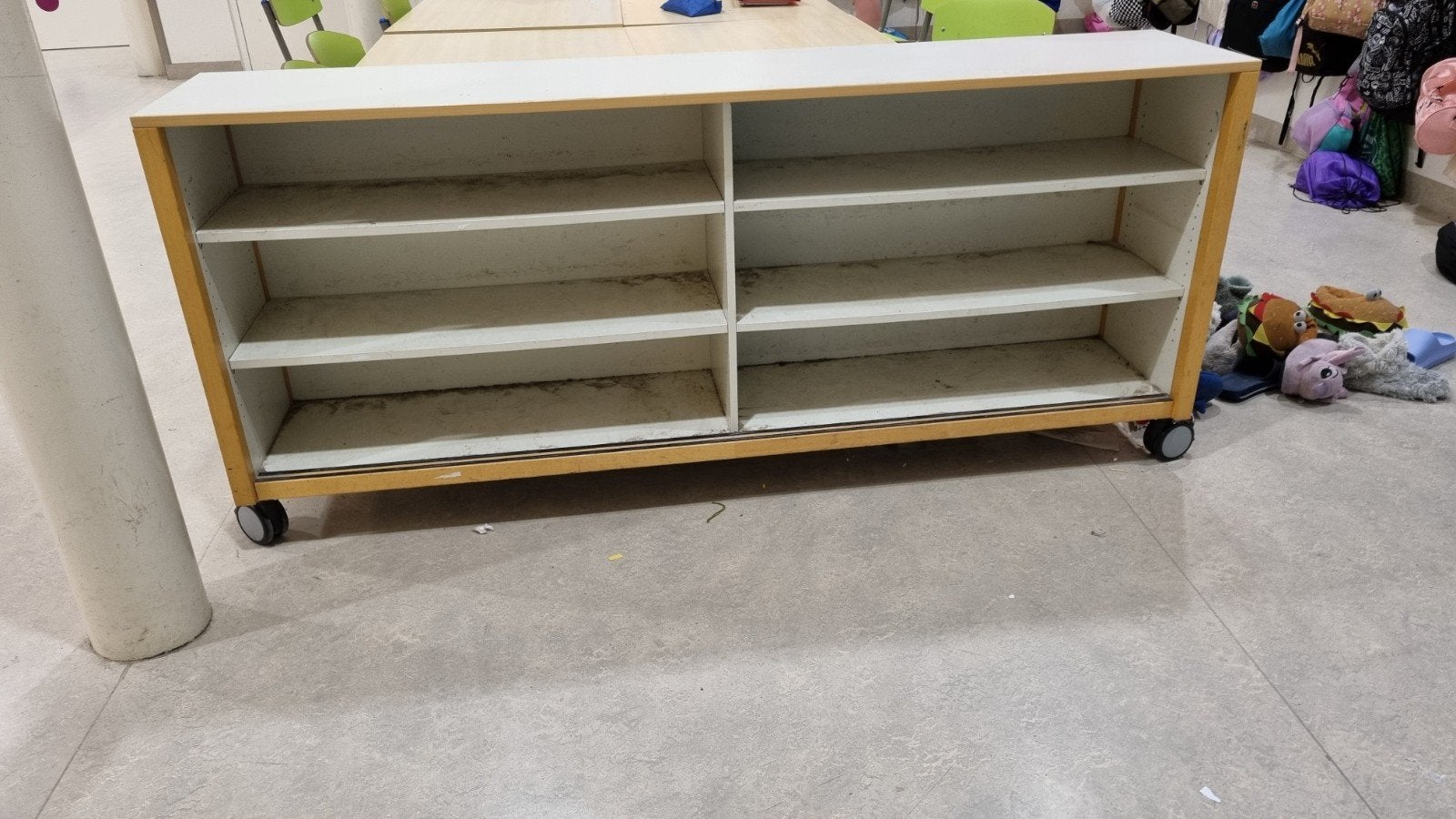 Oude schoolkast op wielen met 4 planken, Ophalen, Gebruikt