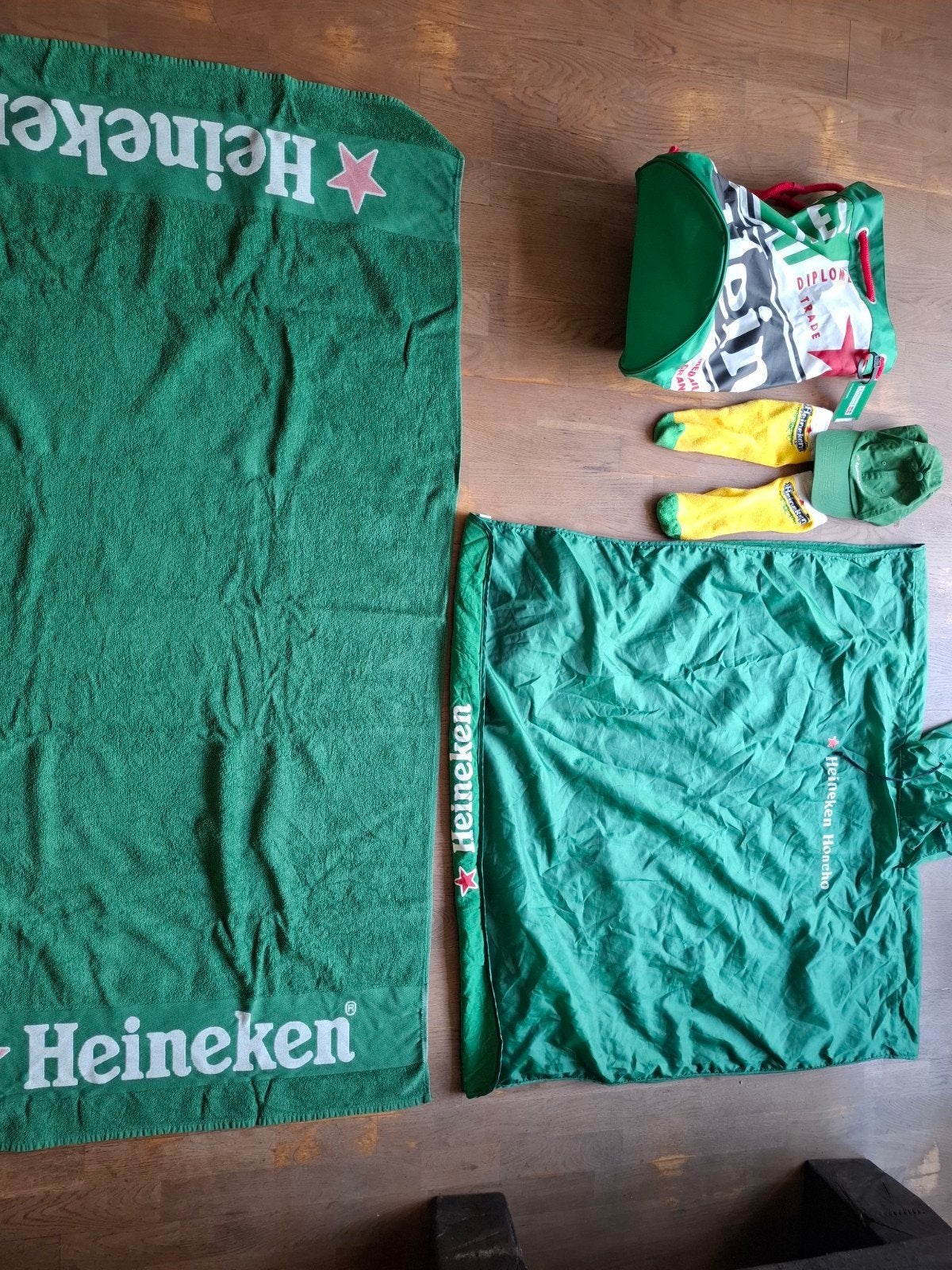 Heineken collectie: strandlaken, tas, sokken en pet, Ophalen of Verzenden, Nieuw, Gebruiksvoorwerp