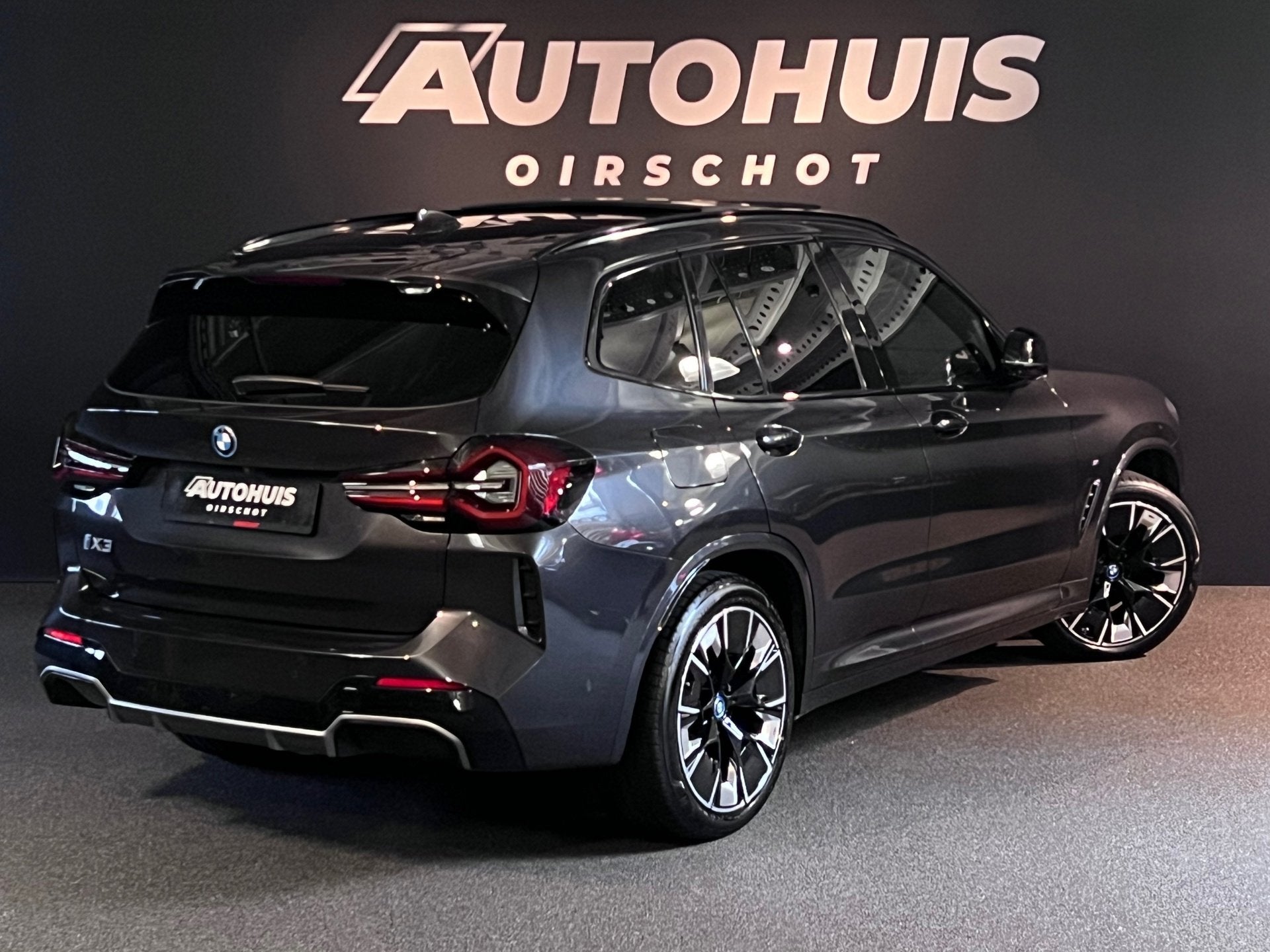 BMW IX3 High Executive 80 kWh Edition M Pano/ H&K/ Memory M, Auto's, BMW, Achterwielaandrijving, Gebruikt, Zwart, 2155 kg