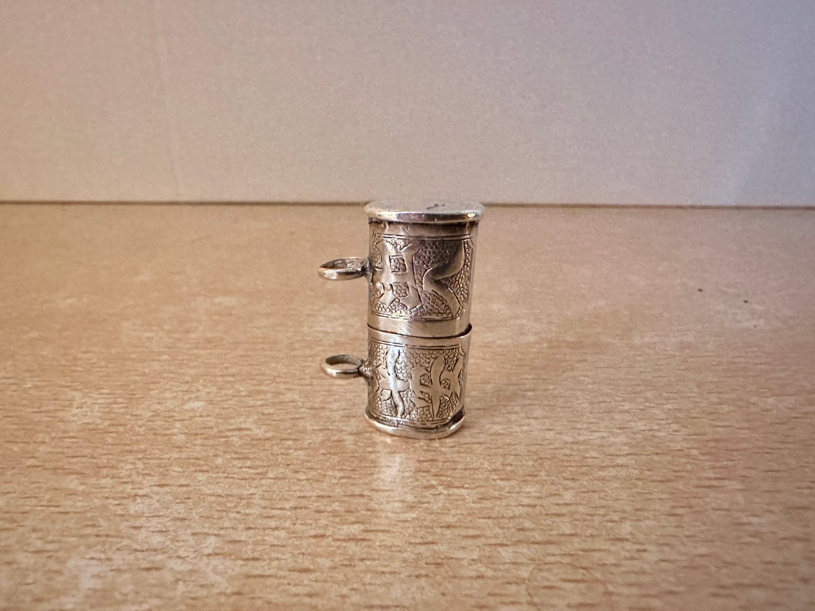 Zilveren doosje waarschijnlijk oosters, Ophalen of Verzenden, Zilver