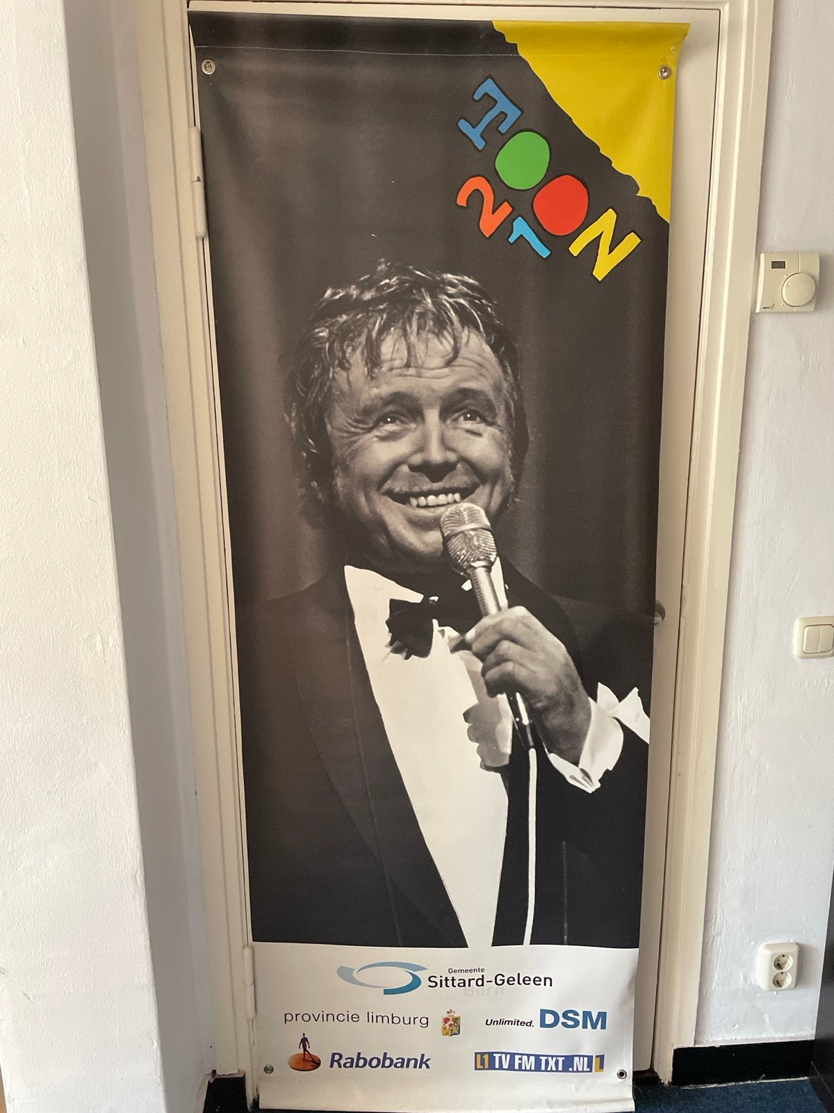 Poster / banner Toon Hermans 2010, Verzamelen, Ophalen of Verzenden, Zo goed als nieuw