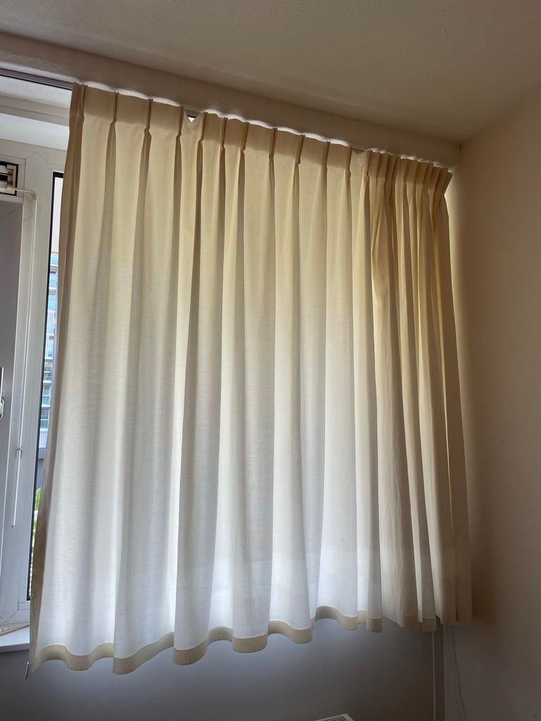 2 gordijnen met vlinderplooien gebroken wit, Huis en Inrichting, Ophalen, Gebruikt, 200 cm of meer, Crème