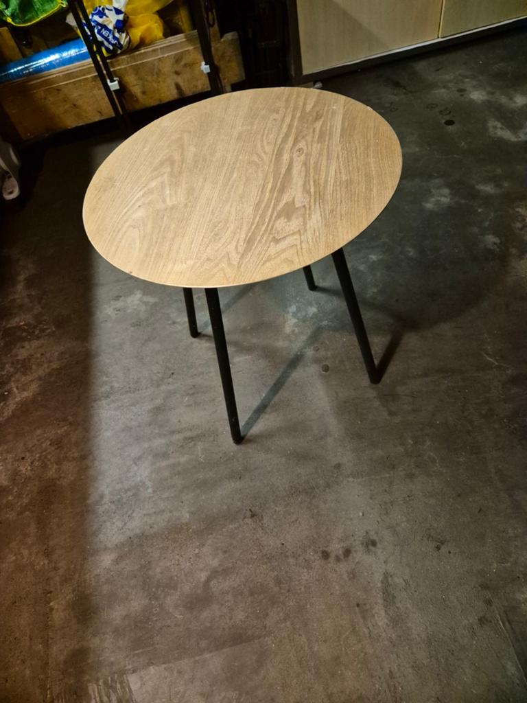 Stijlvolle ronde bijzettafel met houten blad., Minder dan 45 cm, Minder dan 55 cm, Gebruikt, Modern, Scandinavisch
