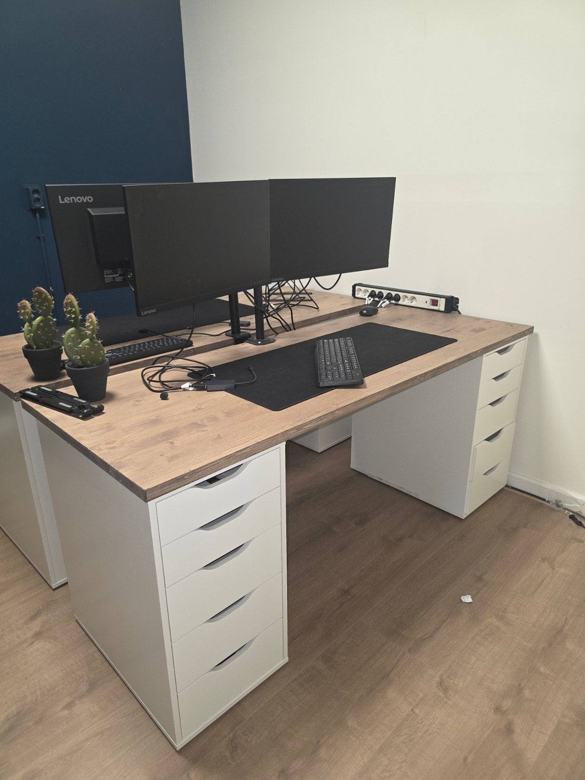 Mooi bureau met 2 ladekasten, Ophalen, Zo goed als nieuw