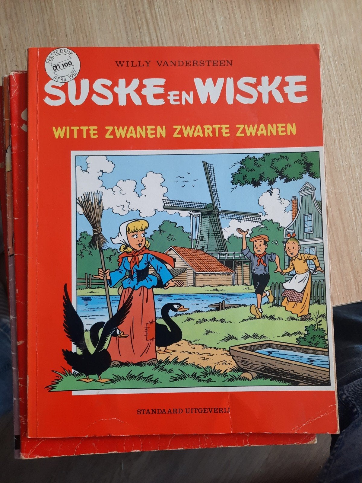 Suske en Wiske - Witte Zwanen Zwarte Zwanen (Eerste Druk), Eén stripboek, Ophalen of Verzenden, Gelezen, Willy Vandersteen