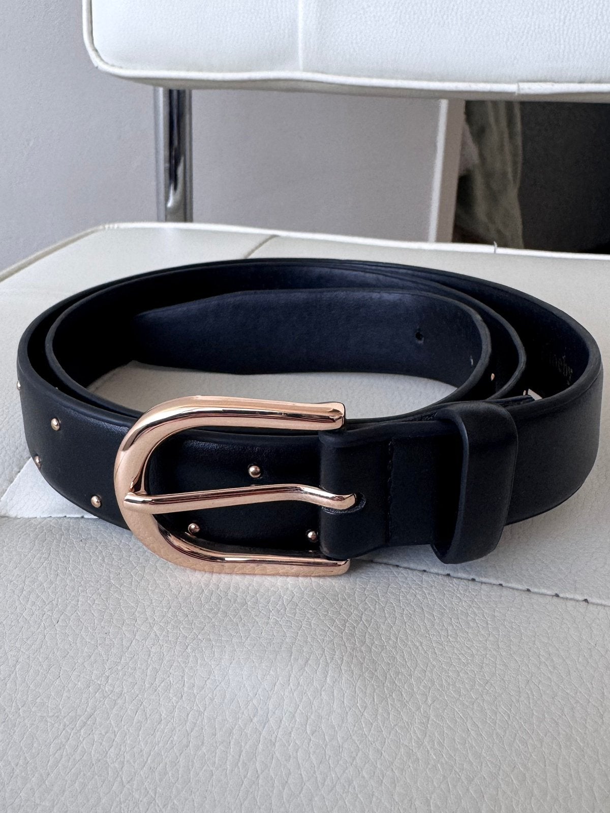 Shoeby zwarte riem met goudkleurige studs maat 95cm, Kleding | Dames, Riemen en Ceinturen, Verzenden, Zwart, Minder dan 3 cm, Losse buckle of gesp
