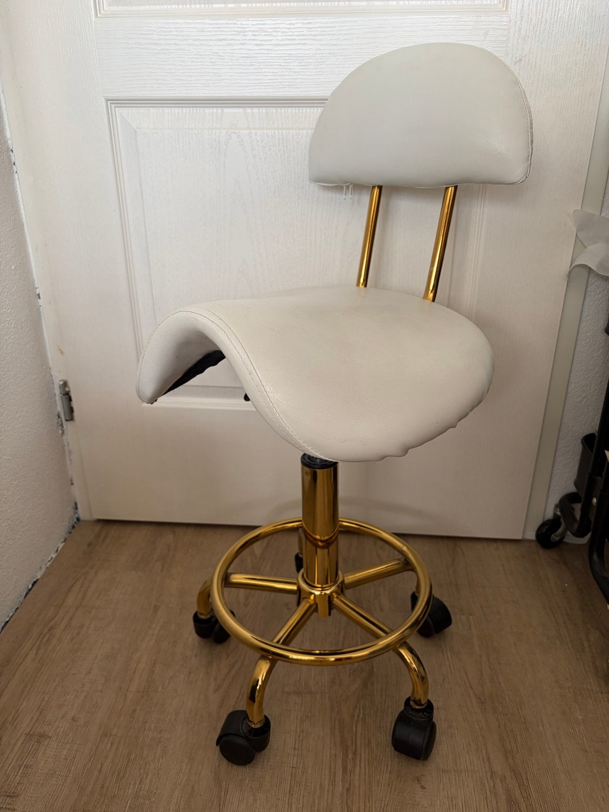 Witte zadelkruk met rugleuning en gouden onderstel, Ophalen, Kunststof, Gebruikt, Wit