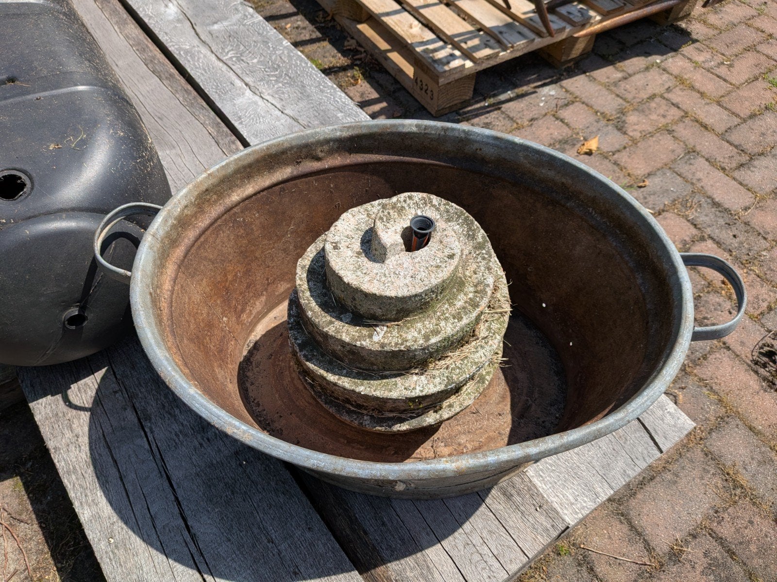Natuursteen waterornament in zinken kuip, Ophalen, Gebruikt, Graniet, Waterornament