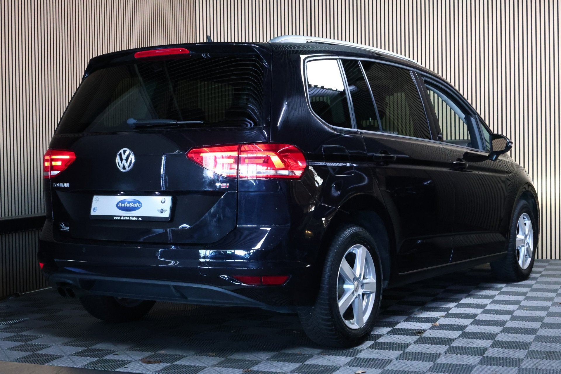 Volkswagen Touran 1.4 TSI Highline Automaat Panodak Navigati, Zwart, 4 cilinders, 150 pk, Automatische klimaatregeling