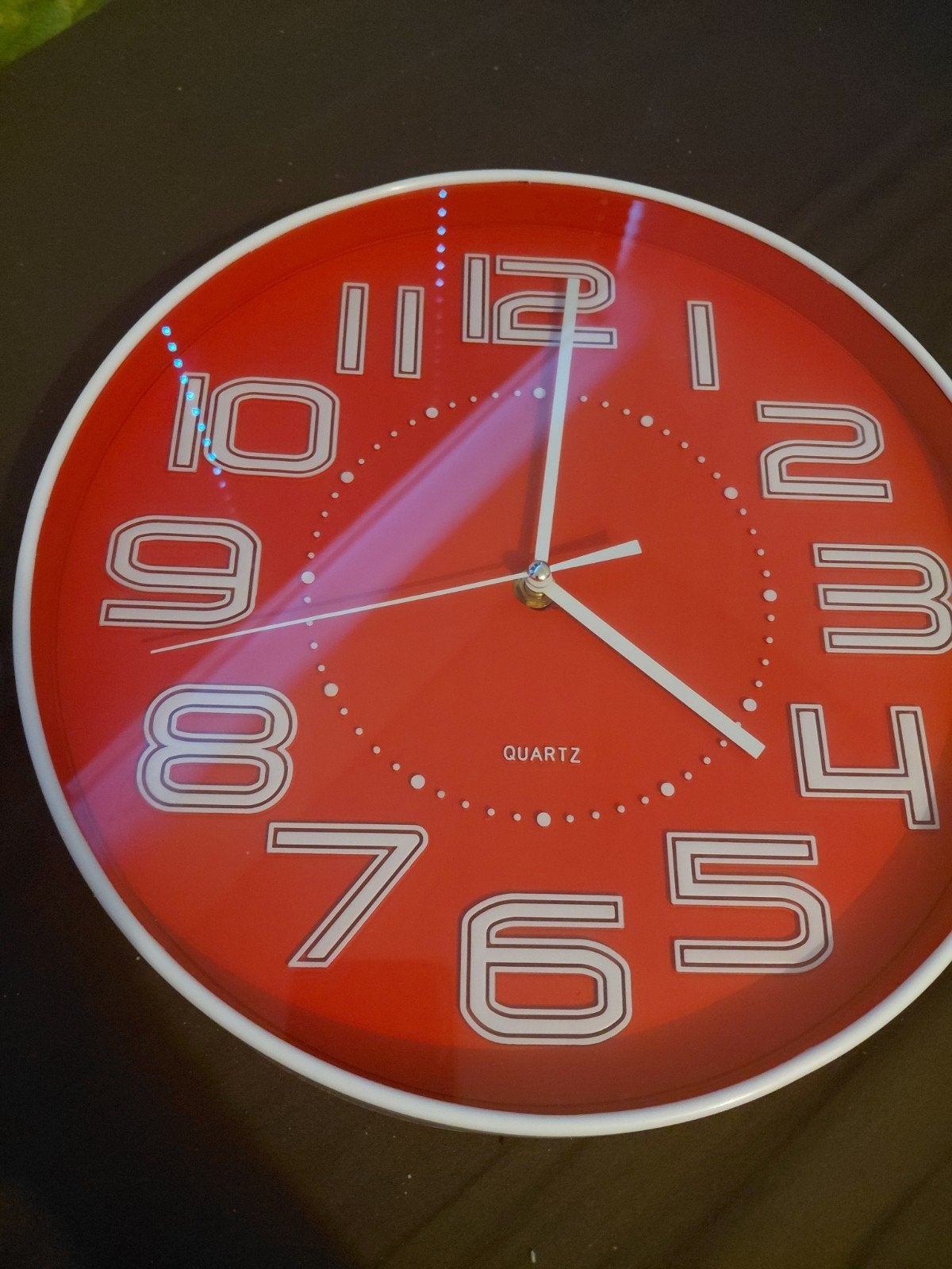 Rode wandklok - Modern en functioneel, Analoog, Werkt op batterijen, Ophalen of Verzenden, Modern