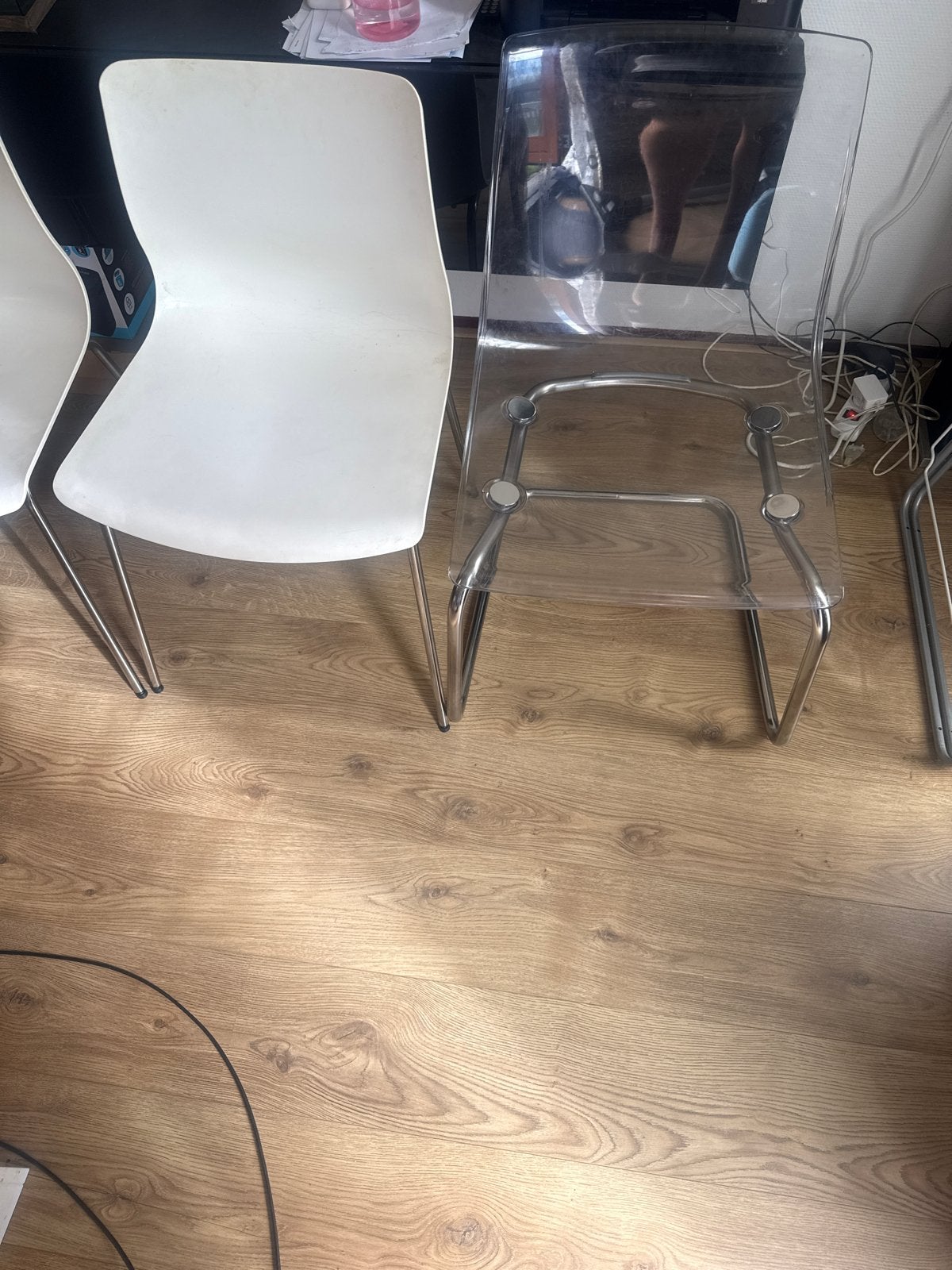 5 stoelen: 3x wit, 2x doorzichtig, Huis en Inrichting, Stoelen, Ophalen, Kunststof, Gebruikt, Wit