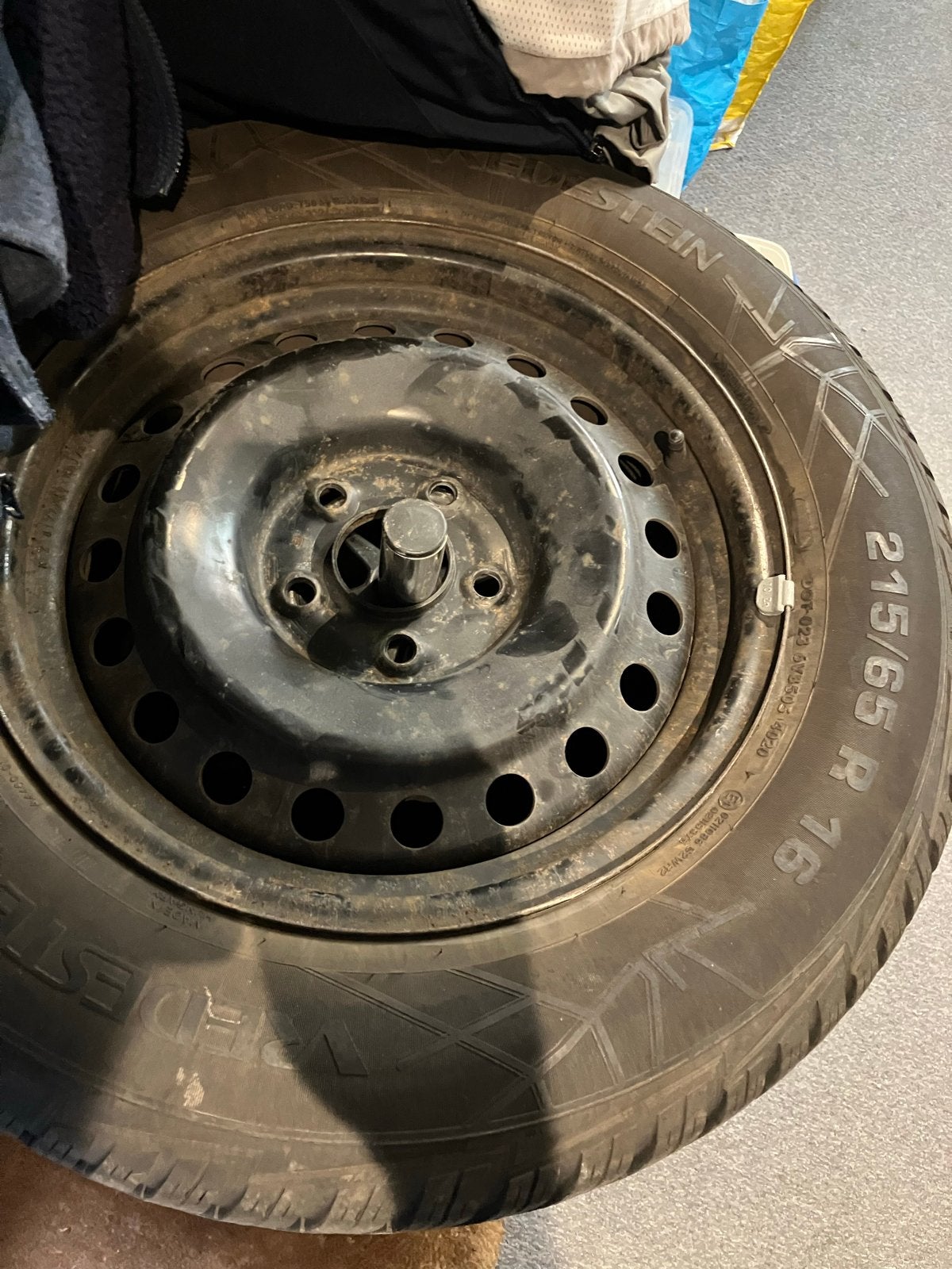 Winterbanden met velgen en wieldoppen - 215/65 R16, Auto diversen, Wieldoppen, Ophalen, Gebruikt