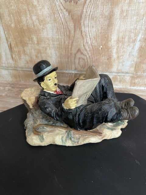 Vintage beeldje. Liggende en lezende Charlie Chaplin., Verzamelen, Beelden en Beeldjes, Ophalen, Zo goed als nieuw, Mens