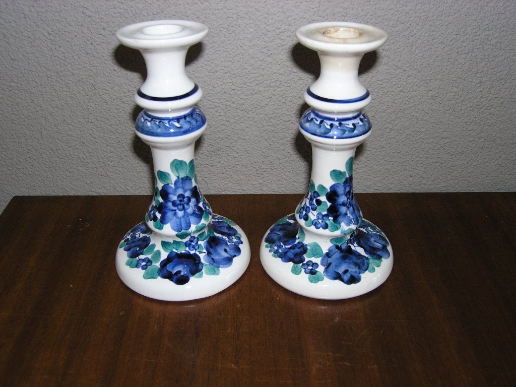 2 handbeschilderde Poolse kandelaars groen/blauw gebloemd, Gebruikt, Ophalen of Verzenden, 17 cm, Wit