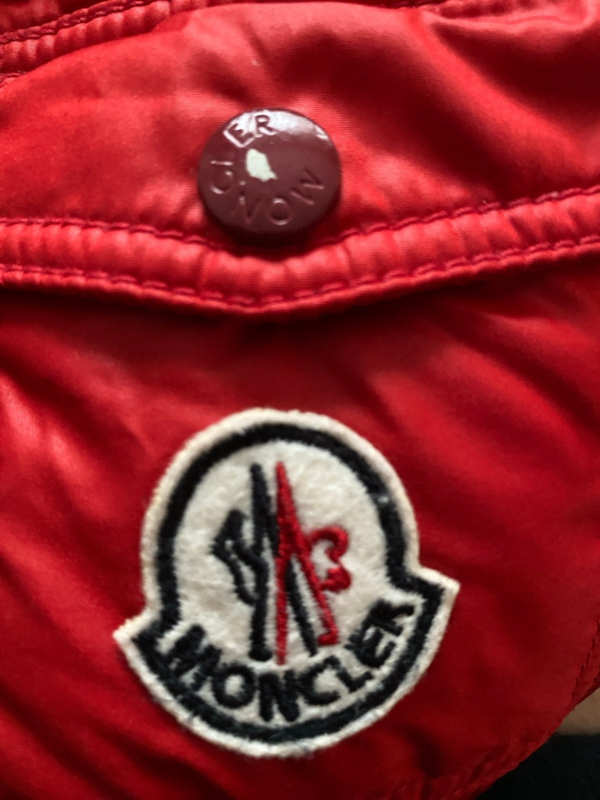 Moncler rode gewatteerde jas met bontkraag, Ophalen of Verzenden, Gedragen, Maat 38/40 (M), Rood