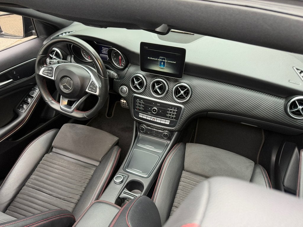 Mercedes-Benz A-klasse 180 Ambition AMG Sport - Pano Cruise, Auto's, Mercedes-Benz, Gebruikt, 4 cilinders, Leder en Stof, 122 pk