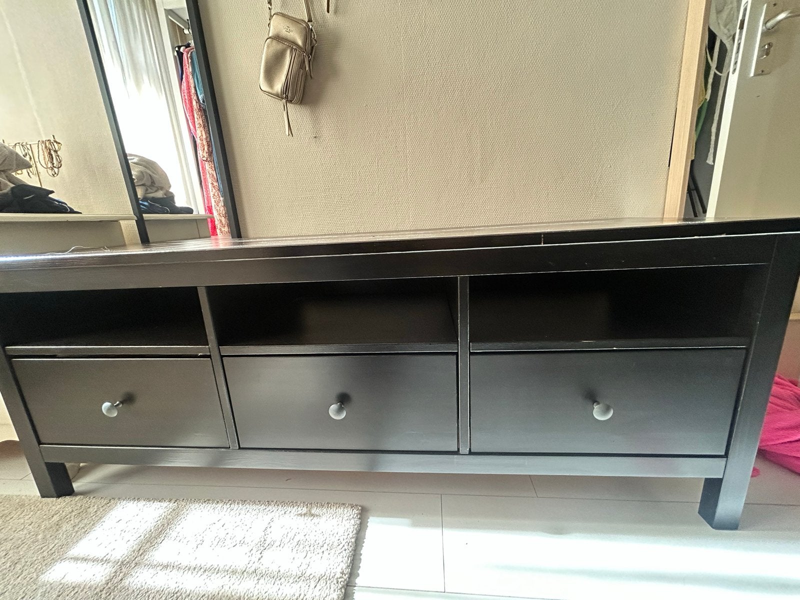 Zwart TV-meubel met lades en open vakken, Ophalen, Gebruikt, 100 tot 150 cm, Minder dan 100 cm