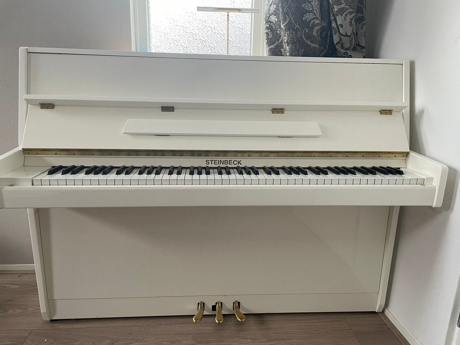 Prachtige witte Steinbeck piano + pianokruk Zeer nette staat, Ophalen, Wit, Zo goed als nieuw, Piano