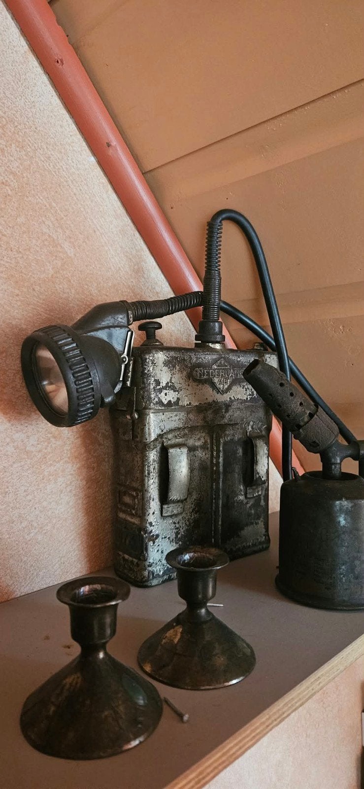 Antieke mijnlamp en soldeerbrander, Ophalen