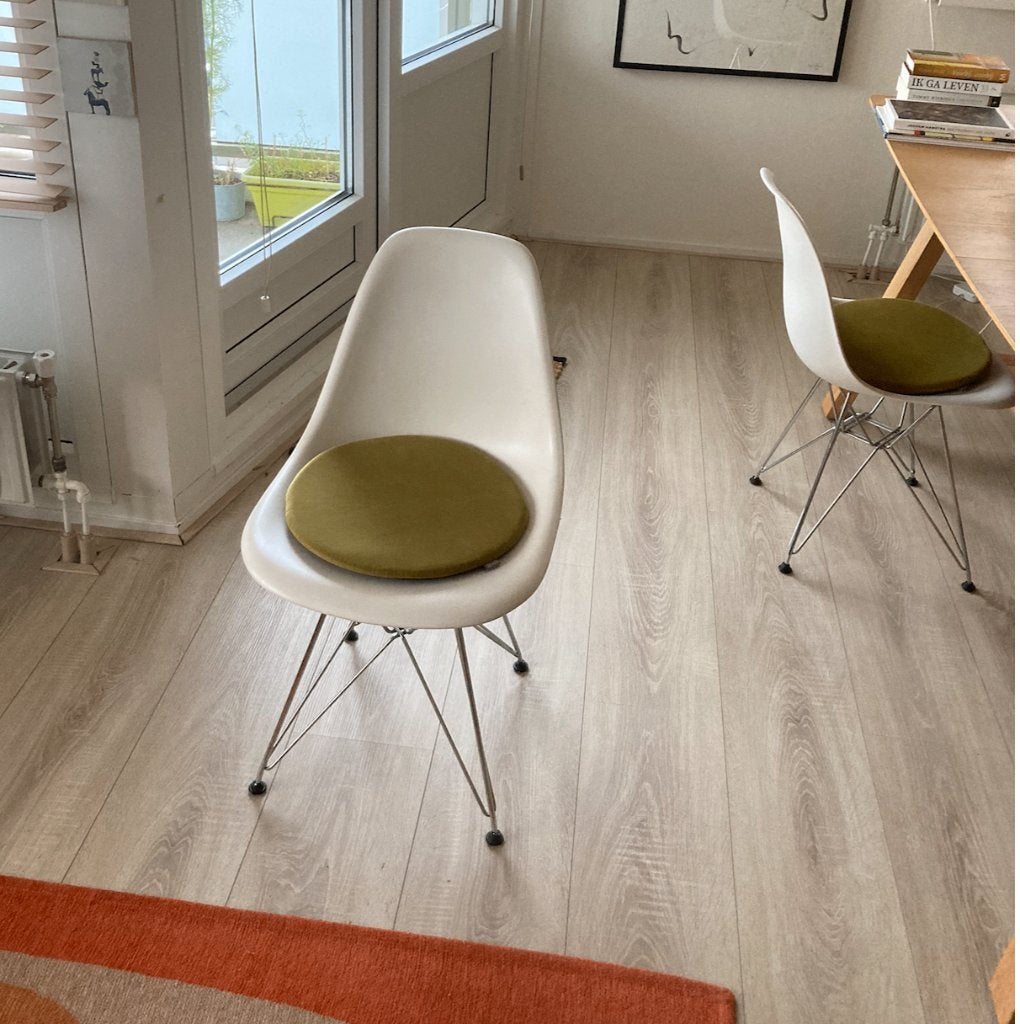 1witte Vitra Eames DSR stoel verchroomd onderstel., Ophalen, Gebruikt, Eén
