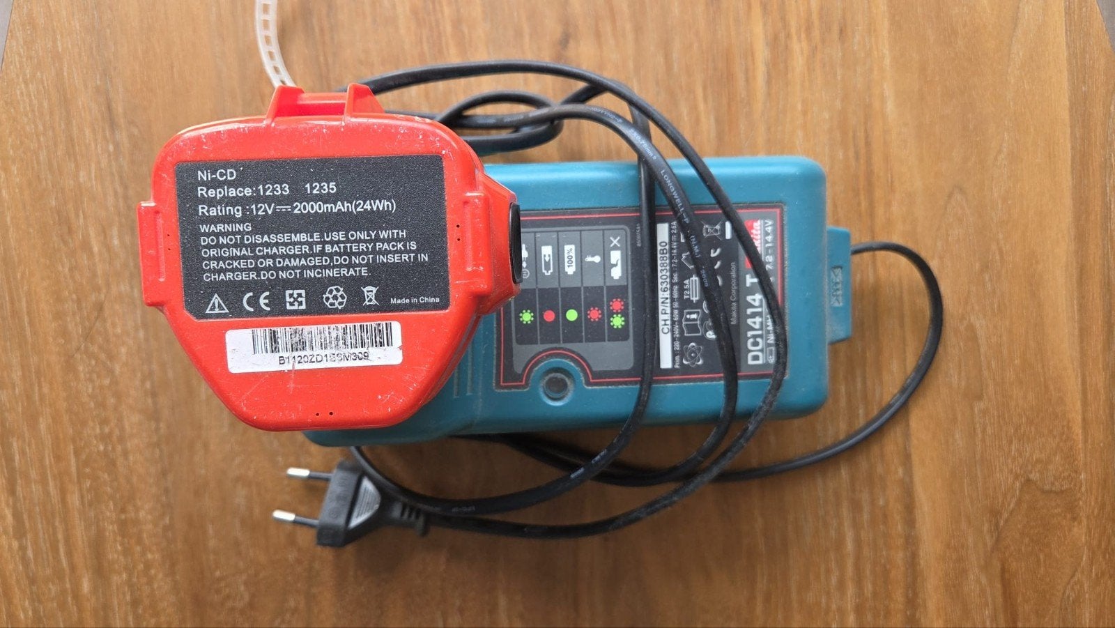 Makita DC1414 T Oplader met 12V Ni-CD Accu, Ophalen of Verzenden, Gebruikt