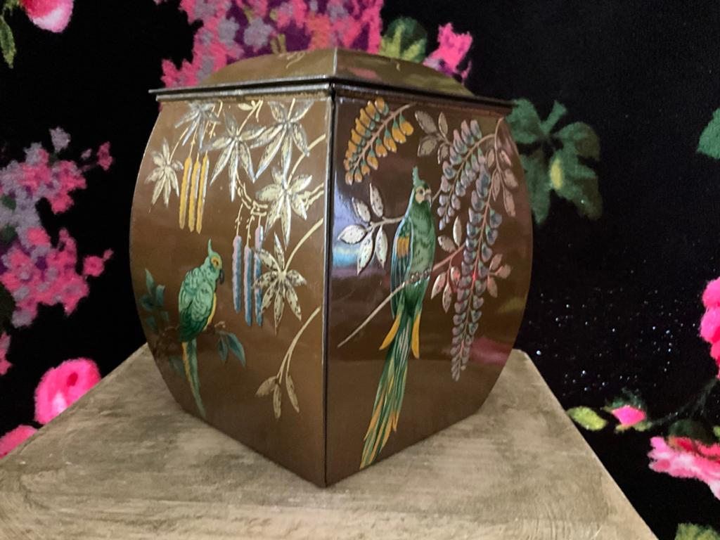 antiek blikje met een decoratie van een papegaai en bloemen., Ophalen of Verzenden