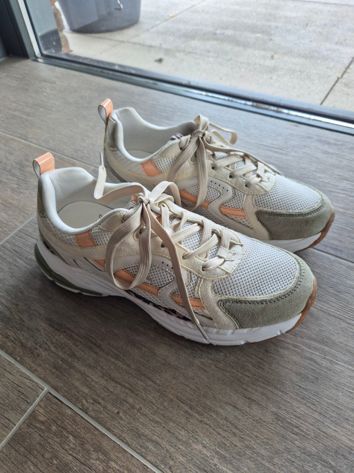 Hippe sneakers maat 39, als nieuw, Kleding | Dames, Schoenen, Beige, Ophalen of Verzenden, Posh, Sneakers of Gympen