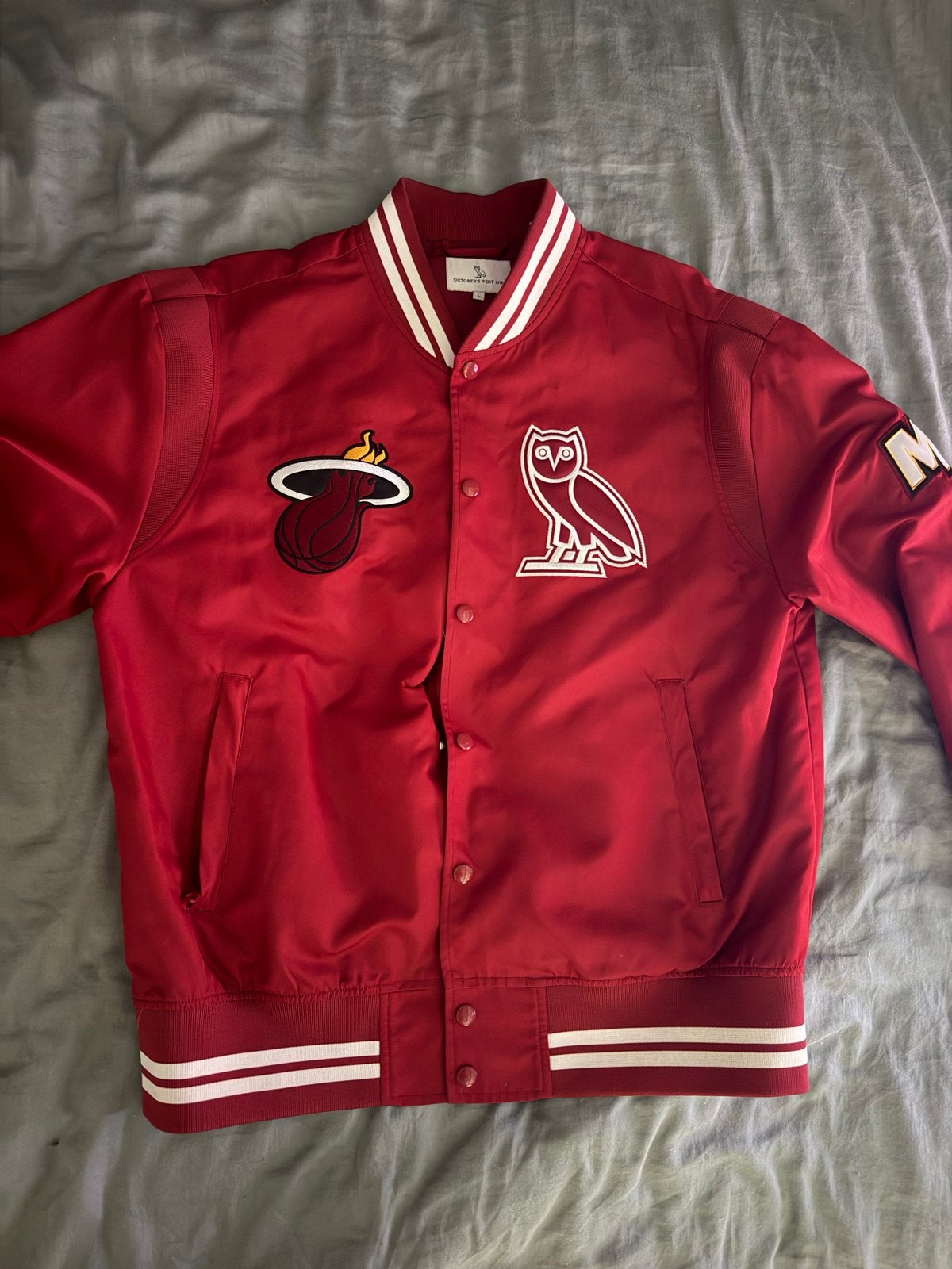 OVO x NBA Miami Heat Varsity Jacket, Ophalen of Verzenden, Zo goed als nieuw, Maat 52/54 (L), Rood