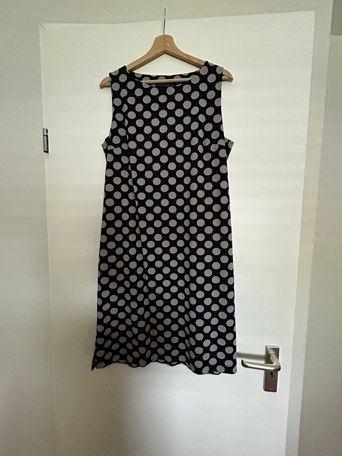 La Dress by Simone zwarte jurk met taupe stippen, Verzenden, Zwart, Maat 42/44 (L), Zo goed als nieuw